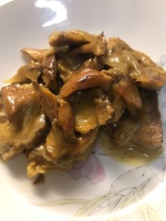 Una foto de Lengua de cerdo con cebolla y rovellón (níscalos)
