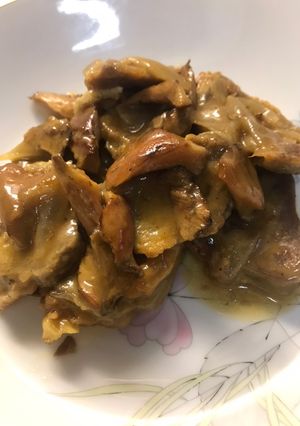 Una foto de Lengua de cerdo con cebolla y rovellón (níscalos)