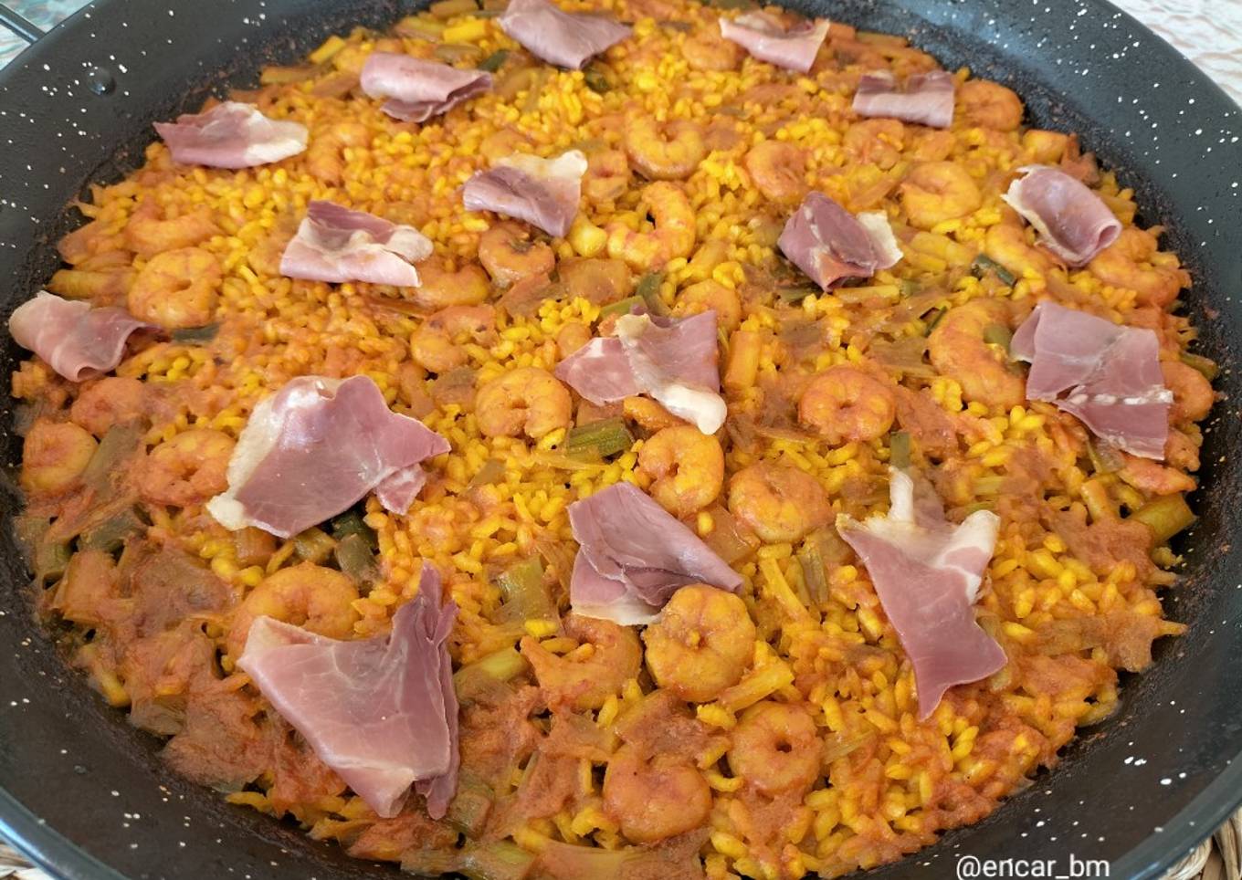 Arroz con ajos tiernos, gambas y jamón