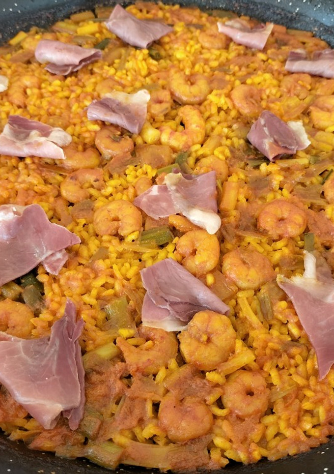 Una foto de Arroz con ajos tiernos, gambas y jamón