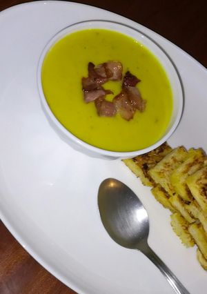 A picture of Cream of potato soup & Croutons.