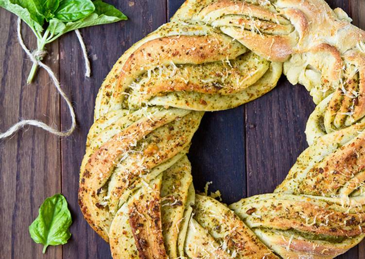Garlic, Mozzarella, Feta &amp; Pesto Pull Apart Bread