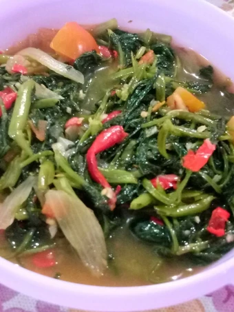 Langkah Gampang Membikin Resep Tumis Kangkung saos tiram yang  Bikin Ketagihan Anti Ribet, Uenak Banget