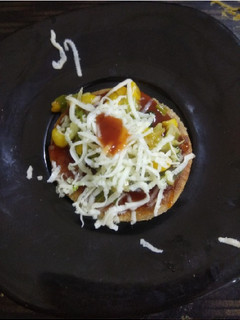 મેરી બિસ્કીટ પીઝા (Marie Biscuit Pizza Recipe In Gujarati) રેસીપી મુખ્ય ફોટો