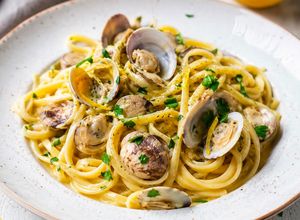 Foto di Linguine fresche cremose alle vongole e limone