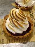 Tartaletas con coulis de frutos del bosque y merengue