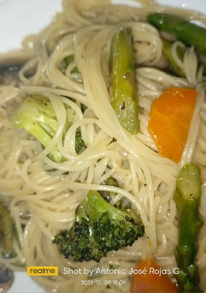 Una foto de Spaghetini con verduras