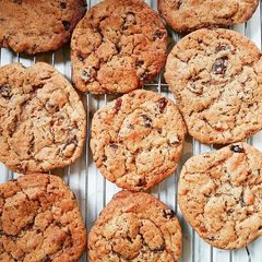 A picture of Chewy Raisin Cookies.