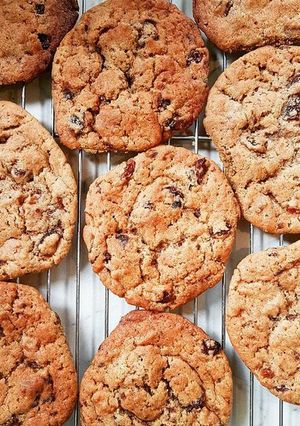 A picture of Chewy Raisin Cookies.