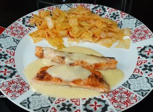 Una foto de Salmón con salsa de limón y alcaparras y repollo rehogado