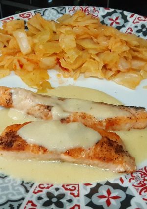 Una foto de Salmón con salsa de limón y alcaparras y repollo rehogado