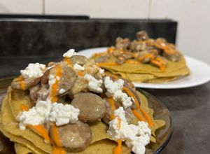 Una foto de Panqueques salados de avena con bratwurst y salsa de queso