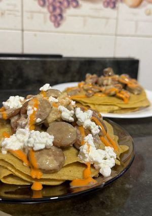 Una foto de Panqueques salados de avena con bratwurst y salsa de queso