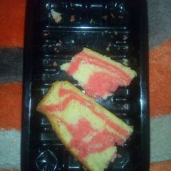 A picture of Vanilla cake with some pop of color.