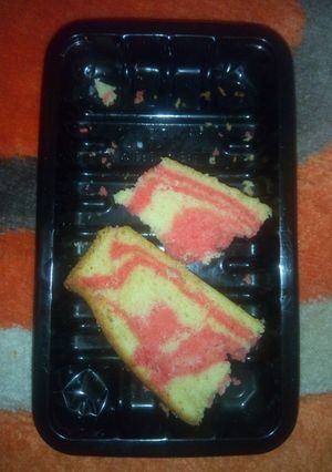 A picture of Vanilla cake with some pop of color.