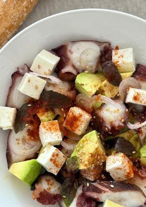 Une photo de Salade de poulpe, avocat et feta