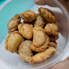 A picture of Pastel mini isi abon.