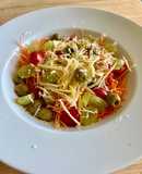 Salad Cà Rốt, Olive, Nho, Cà Chua Bi, Phô Mai Và Sốt Mù Tạt Vàng Mật Ong