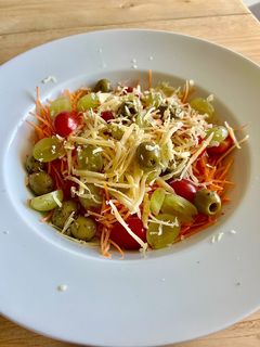 Hình của món Salad Cà Rốt, Olive, Nho, Cà Chua Bi, Phô Mai Và Sốt Mù Tạt Vàng Mật Ong.
