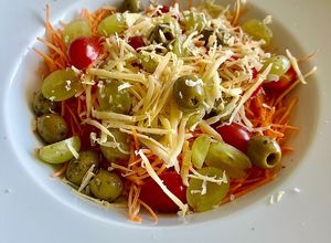 Hình của món Salad Cà Rốt, Olive, Nho, Cà Chua Bi, Phô Mai Và Sốt Mù Tạt Vàng Mật Ong.