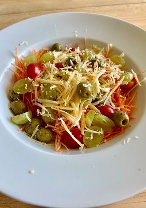 Hình của món Salad Cà Rốt, Olive, Nho, Cà Chua Bi, Phô Mai Và Sốt Mù Tạt Vàng Mật Ong.