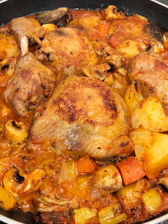 Una foto de Pollo guisado con tomate