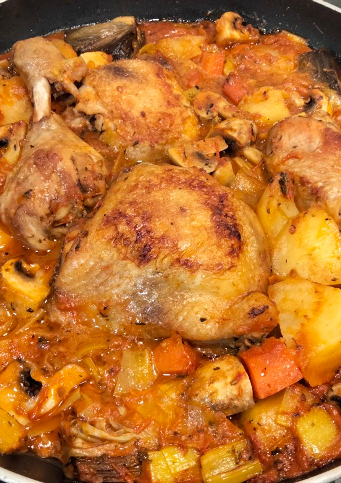 Una foto de Pollo guisado con tomate