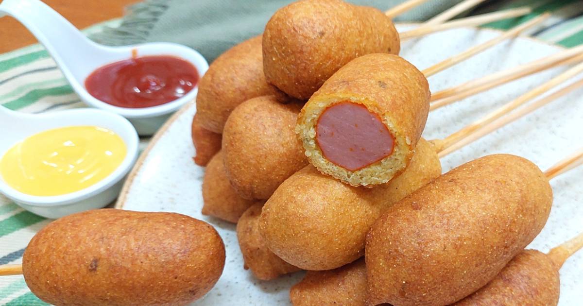 Corn dog é uma salsicha no palito com queijo mussarela, revestida com massa  de farinha e frita. comida de rua coreana de cachorro-quente