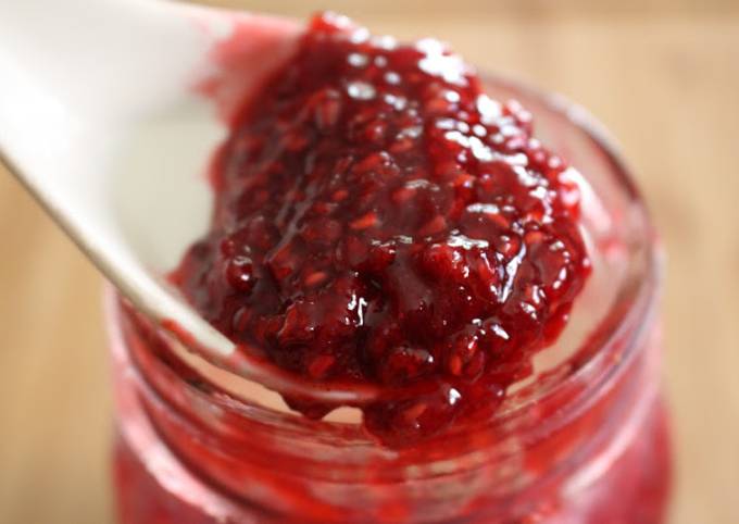 Easy Raspberry Jam Recipe (No Pectin) - Alphafoodie