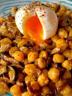 Una foto de Garbanzos salteados con setas