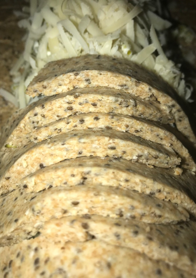 Una foto de Trenza de harina integral rellena de brócoli y ricota
