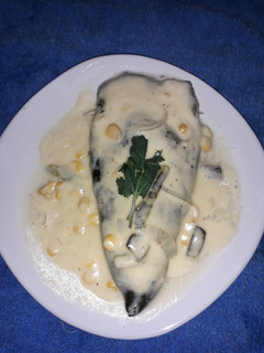 Una foto de Poblano relleno de queso en salsa de jocoque