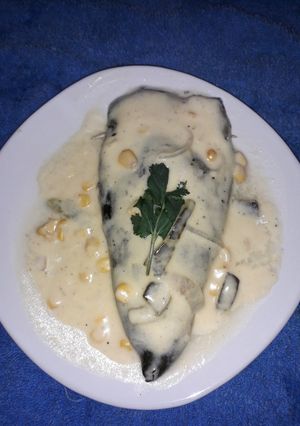 Una foto de Poblano relleno de queso en salsa de jocoque