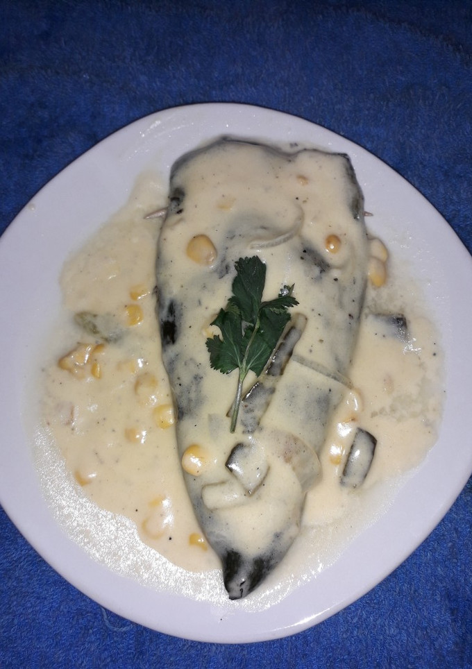 Una foto de Poblano relleno de queso en salsa de jocoque