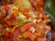 Una foto de muslo de pollo a la jardinera