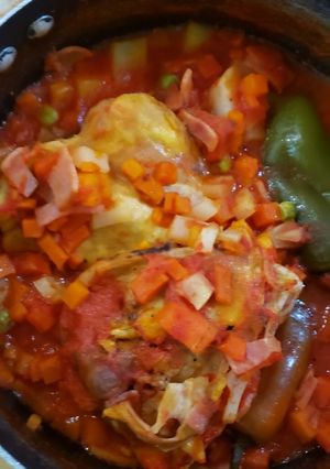 Una foto de Pollo a la jardinera