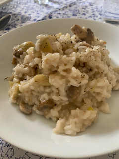 Una foto de Risotto de alcachofas y champiñones de aprovechamiento
