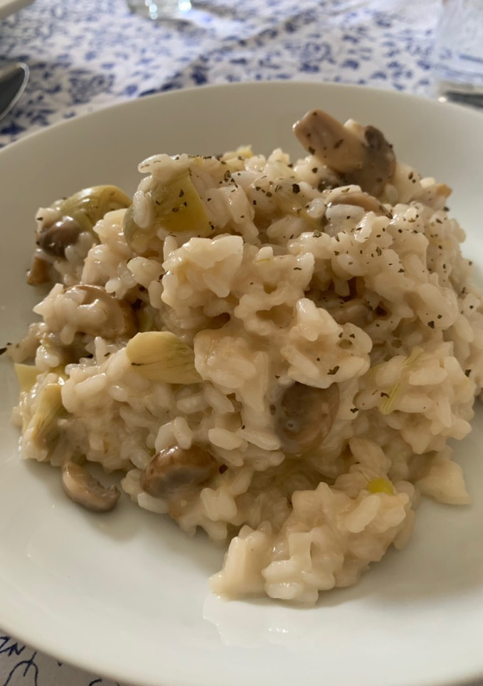 Una foto de Risotto de alcachofas y champiñones de aprovechamiento