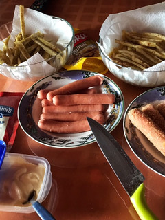 Una foto de Salchichas rebozadas con papas y batatas fritas