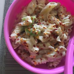 A picture of White cheesy pasta.