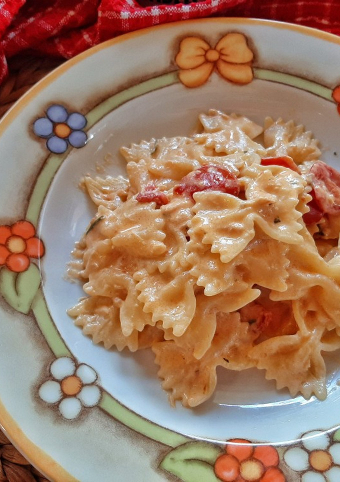 A picture of Farfalle with Tuna, Cherry Tomatoes, and Cream Cheese.