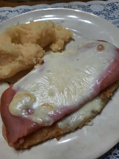 Una foto de Milanesa de pechuga con puré