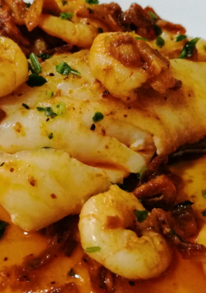 Una foto de Bacalao con gambas al pimentón