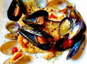 Una foto di cous cous ai frutti di mare