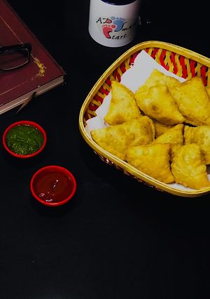સમોસા(Samosa Recipe in Gujarati) રેસીપી મુખ્ય ફોટો