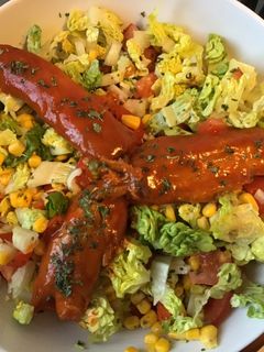 Une photo de Salade composée sucrine maïs tomates et harengs