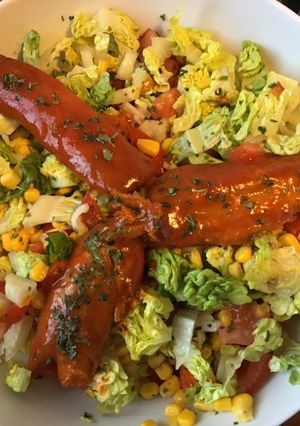 Une photo de Salade composée sucrine maïs tomates et harengs