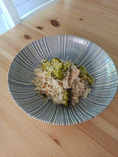 Una foto de Arroz con pollo y brócoli