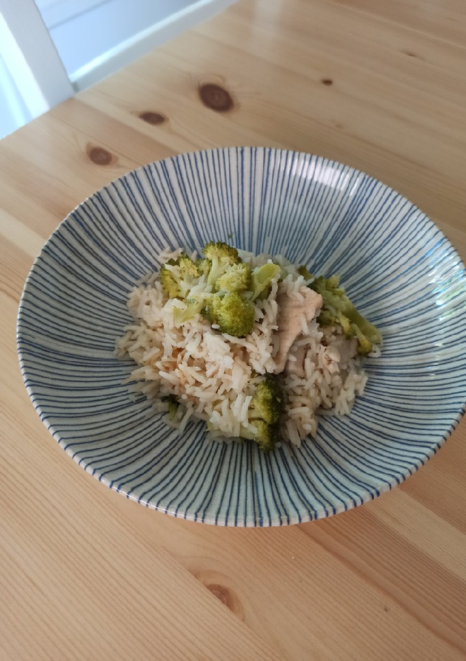Una foto de Arroz con pollo y brócoli