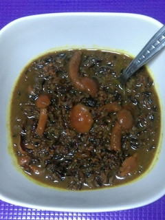 Una foto de Arroz salvaje caldoso con avellana, uvas pasas y setas nameko